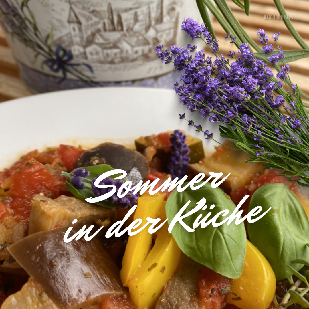 Ratatouille mit Lavendelblüten und Gartenkräutern
